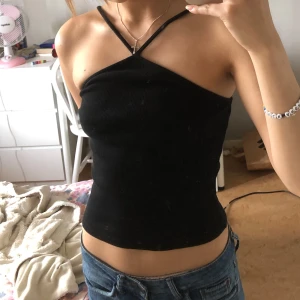 Linne - Snyggt linne från bikbok som är i väldigt fint skick! Skitsnygg tillsammans med en bolero