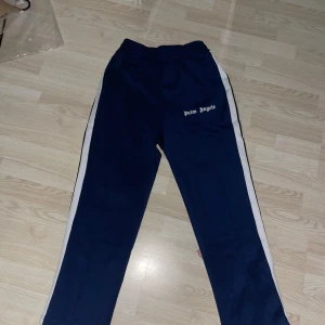 Mörkblå träningsbyxor från Palm Angels - Den är helt oanvänd och är i perfekt skick!