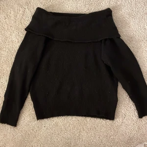 Svart offshoulder tröja från H&M - Säljer en svart offshoulder tröja från H&M. Perfekt för en stilren look.