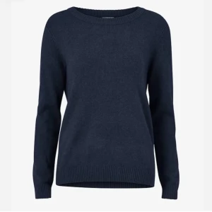 Mörkblå stickad - Snygg och stilren mörkblå stickad tröja från Vila. Perfekt för kyligare dagar med sin mjuka och bekväma passform. Tröjan har långa ärmar och en rund halsringning. köpte för 329💗