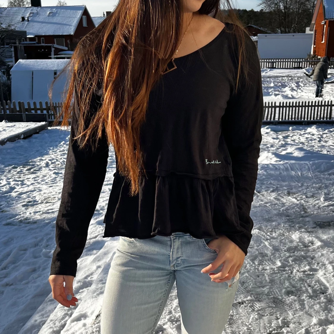 Svart långärmad topp med volangdetalj - 91