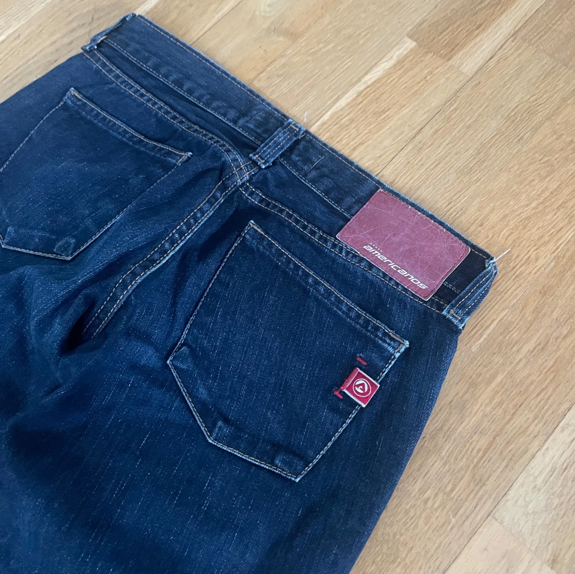 Mörkblå bootcut jeans från Americanos  - 90