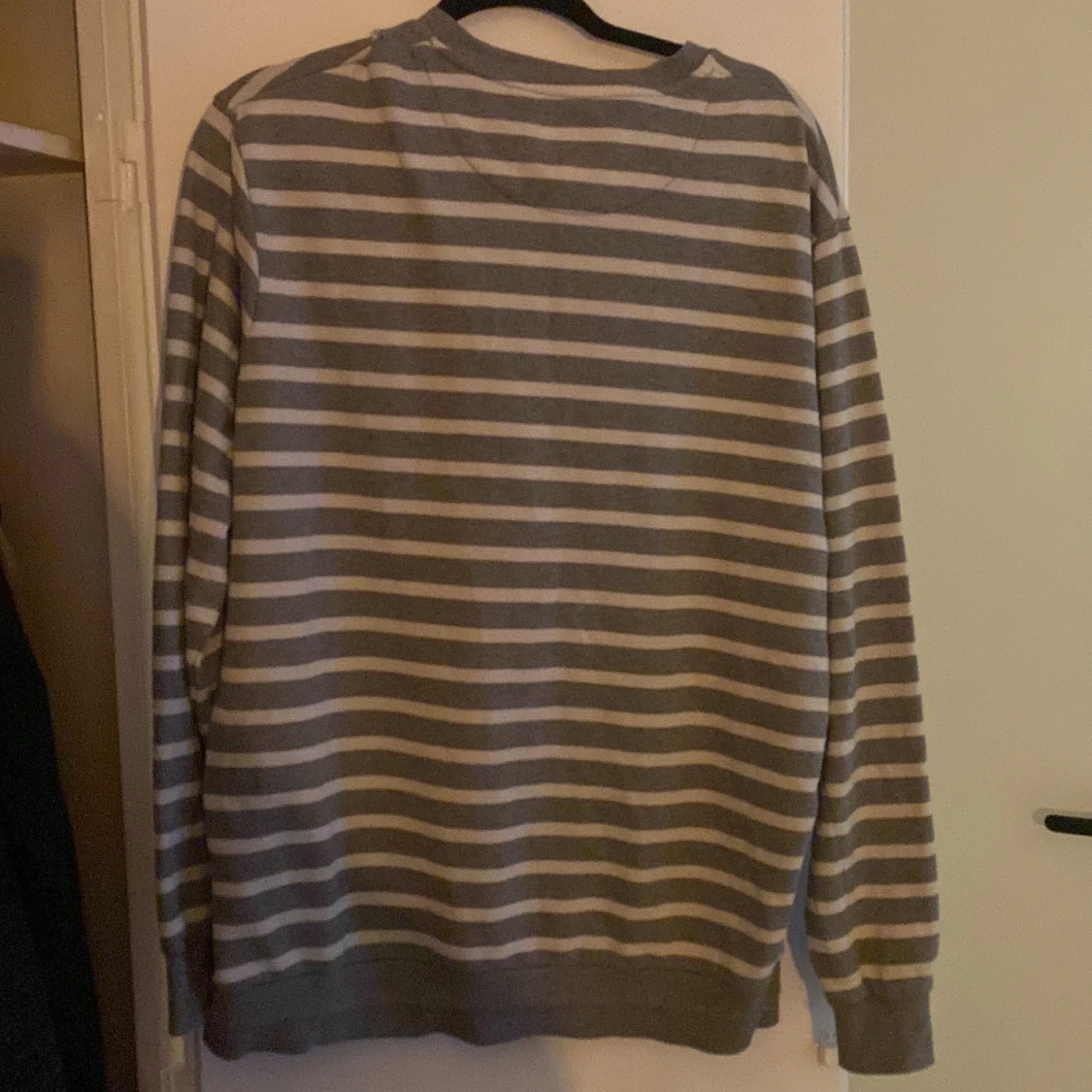 Grå och vit randig tröja från Lyle & Scott - 90