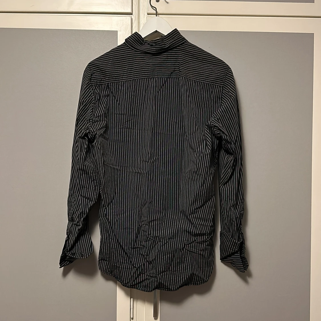 Svart och vit randig skjorta från H&M - 90