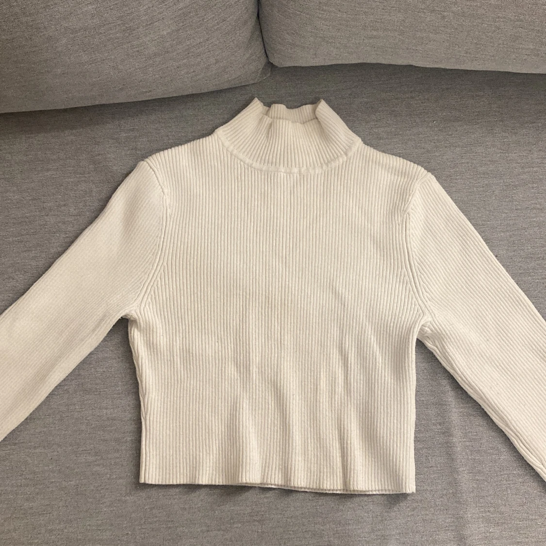 Vit ribbad polotröja från H&M Divided