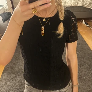 Svart spetsblus - Snygg svart blus med korta ärmar i spets. Hela tröjan är i spets men med svart underlag så de inte syns igenom lika mycket förutom vid ärmarna. Kom privat för övriga frågor💞