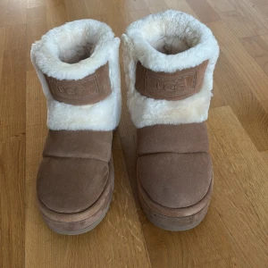 Bruna UGG boots med foder - Bruna UGG boots med mjukt vitt foder. Perfekta för kalla dagar med sin varma och bekväma design. Som nya, endast använda ett fåtal ggr. 