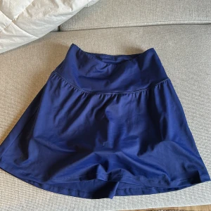 Blå padelkjol med inbyggda shorts från She Did - Snygg blå padelkjol från She Did med inbyggda shorts, oanvänd!! 