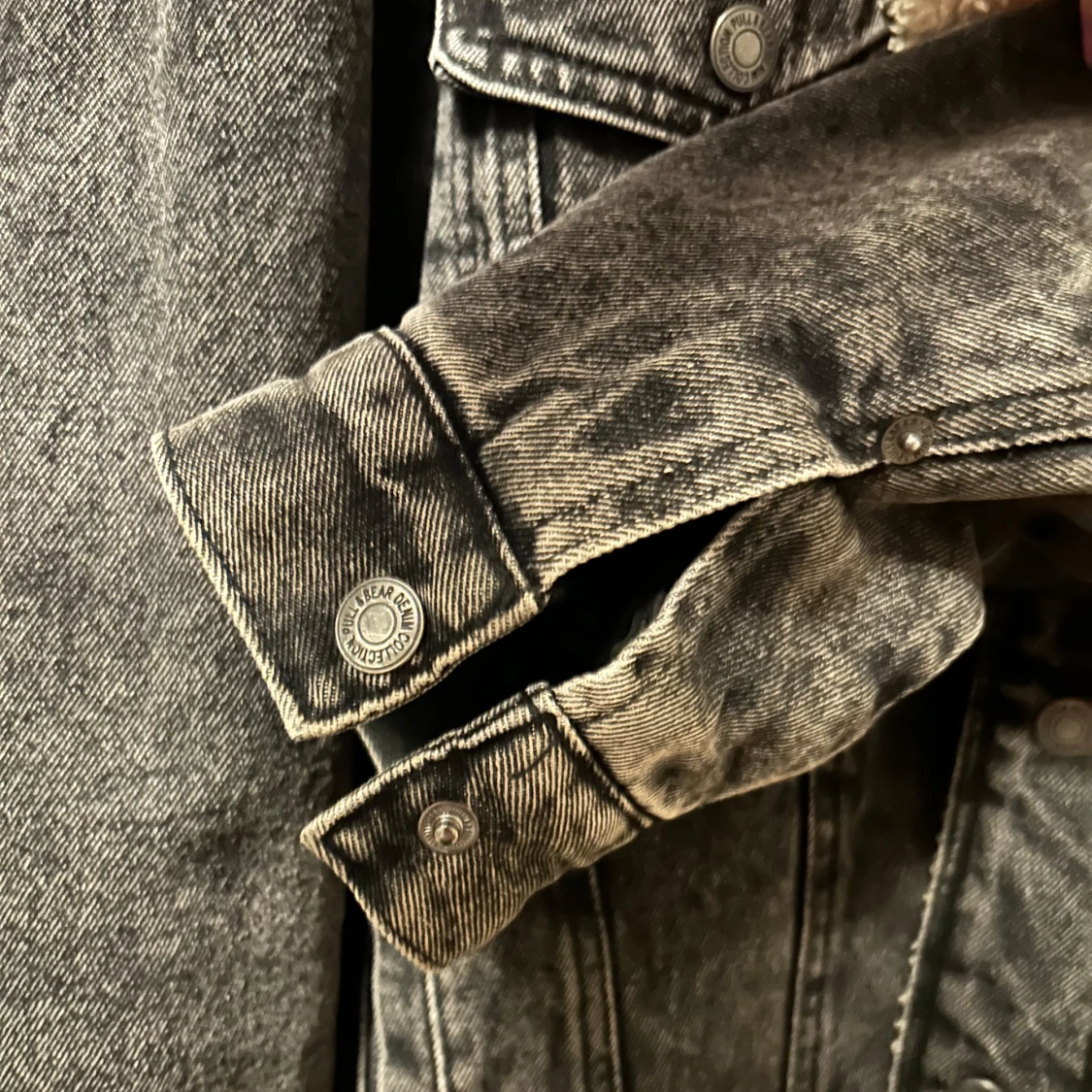 Svart jeansjacka med teddyfoder från Pull&Bear - 93