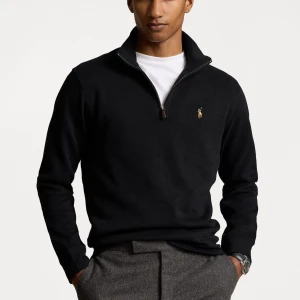 Ralph Lauren Halfzip - En helt ny Ralph Lauren halfzip i färgen svart med alla lappar kvar. Köpt på Zalando för nypris 2200kr. Herrmodell i storlek M. Sjukt snygg!