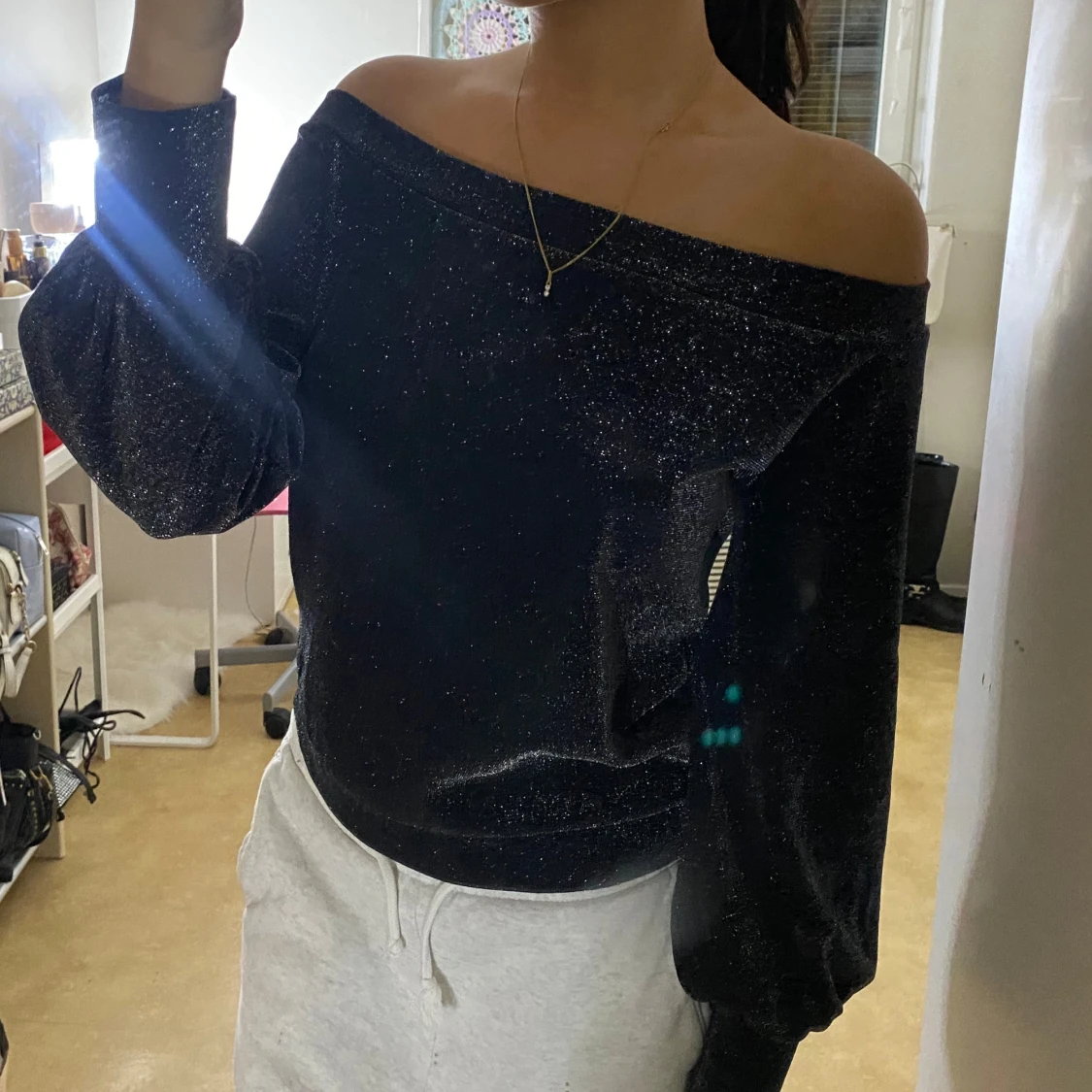 Svart glittrig offshoulder tröja - 93
