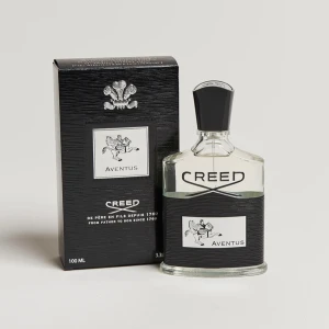 Creed Aventus Parfym - Creed Aventus, en lyxig parfym med fruktiga och söta noter, kombinerat med träiga och läderaktiga inslag. Flaskan är elegant med svart och silver detaljer. Perfekt för den som vill ha en sofistikerad och unik doftupplevelse. Den är oöppnad. Inga fler bilder. Orginal pris: runt 3000