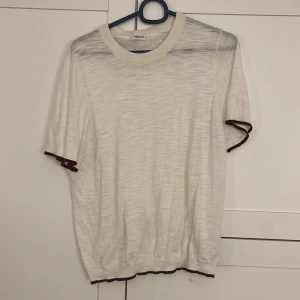 Vit tröja från Filippa K - Säljer en vit T-Shirt från Filippa K, knappt använd. Lite ”genomskinlig”. Strl XL, den är inte så stor i storleken så den skulle passa M också!!💗💗
