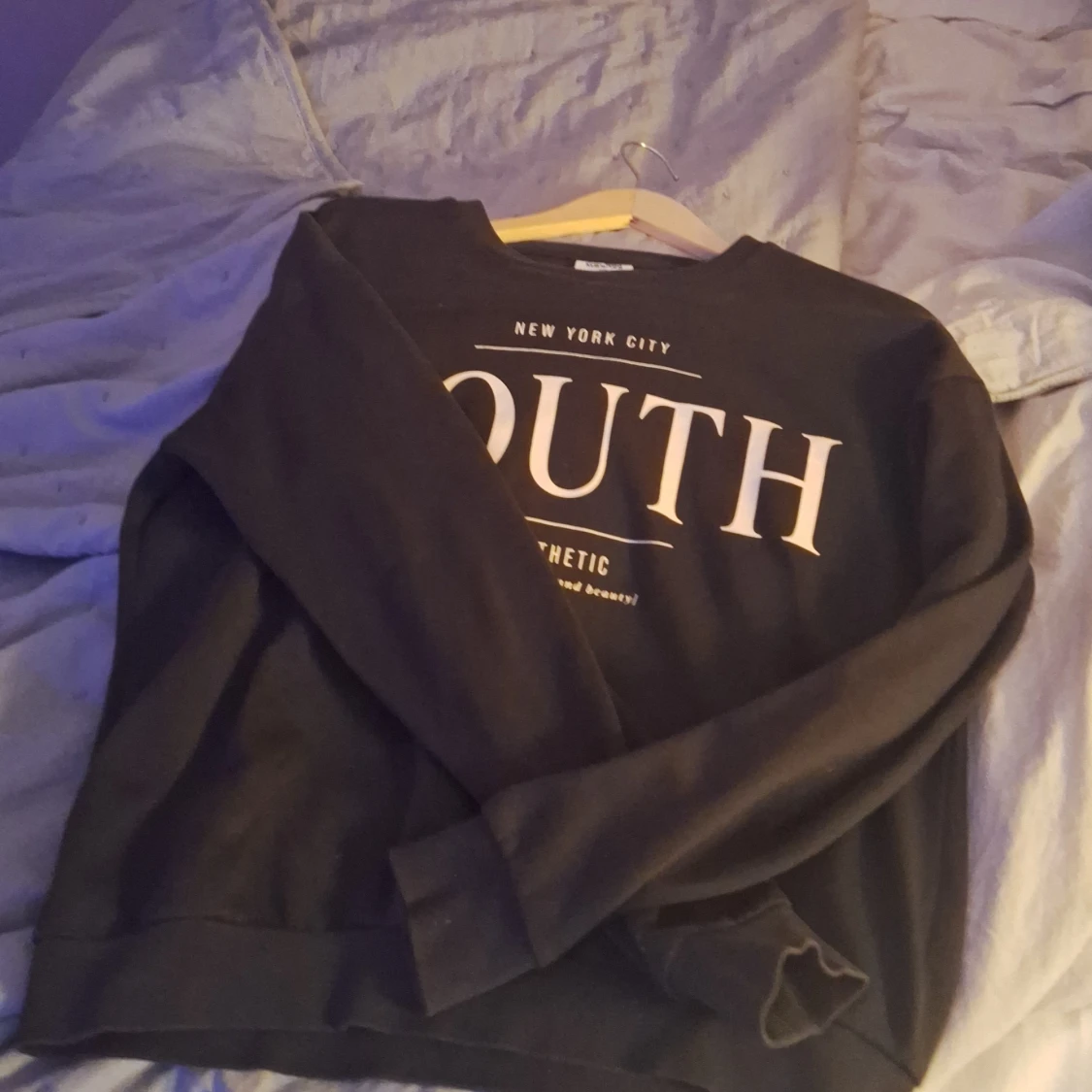 Svart tjocktröja från Kappahl med tryck - 91