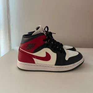 Air Jordan 1 mid - Säljer mina air Jordan 1 mid i storlek 38.5. De är endast använda ett fåtal gånger och är därför i väldigt bra skick. Köpta på zalando. Nypris 1695 kr.