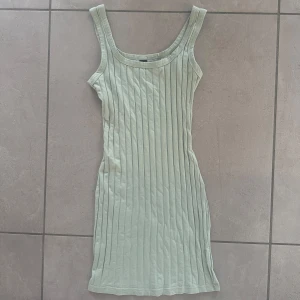 Grön miniklänning - En ljusgrön miniklänning från shein i mycket bra skick.