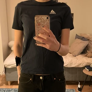 Adidaströja - En mörkblå adidaströja men vita detaljer på sidorna 💕