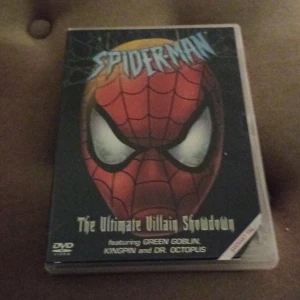 Spider-Man: The Ultimate Villain Showdown DVD - DVD med Spider-Man: The Ultimate Villain Showdown. Innehåller episoder med Green Goblin, Kingpin och Dr. Octopus. Perfekt för fans av superhjältar och actionfyllda äventyr.