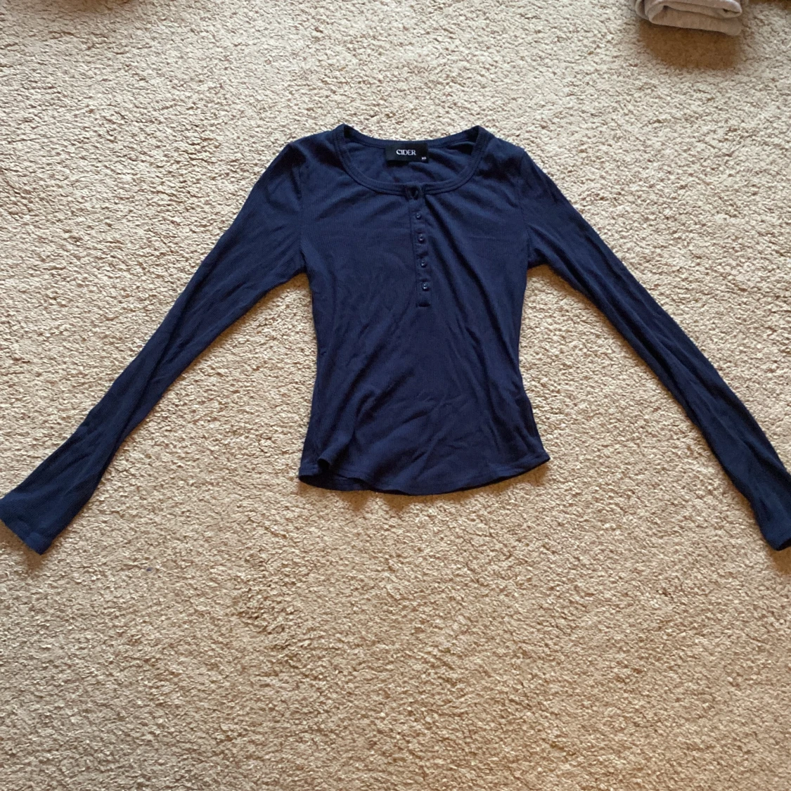 Marinblå ribbad tröja från Cider