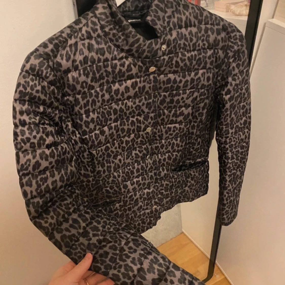 Leopardmönstrad pufferjacka från Gina Tricot - 90
