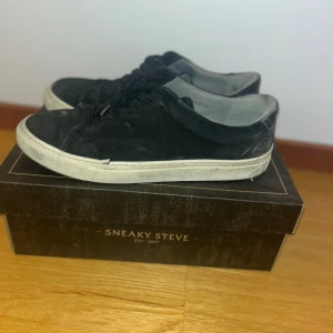 Sneaky Steve skor svarta (sönder)  - Snygga sneaky Steve skor svarta. De är använda och trasig. Men tänker att den som köper kan få de för ett bra pris. För mer bilder är det bara att fråga.