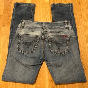 blå jeans från only - snygga lite halv baggy och utsvängda jeans från only, säljer då de är för lång för mig (är 165cm), köparen står för frakten!!