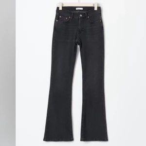 Svarta/mörkgrå low waist bootcut jeans - Snygga svarta/ mörkgrå bootcut jeans med låg midja från ginatricot. Perfekta längd (är 166 cm lång)💗