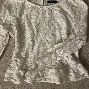 Spetstopp från vila - Superfin vit spetstopp från vila som knappt är använd, inga defekter. Volang längst ner och passar xxs-xs. Är öppen för prisförslag!💞