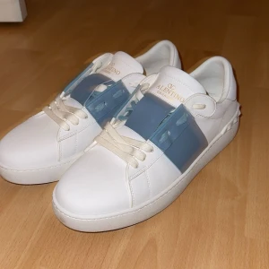 Valentino open skor - Ett par valentino opens i så gott som nyskick, då jag har testat skorna ändast en gång. Storleken är 43.