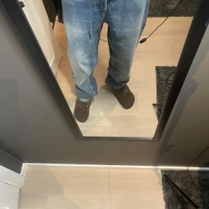 Jeans - Säljer ett par klassiska blå jeans med en loose fit. De har en rak passform och är perfekta för en avslappnad look. Köpta ifrån zara och använda 1 gång därav nyskick. Nypris ca 500 kr. Storlek 38
