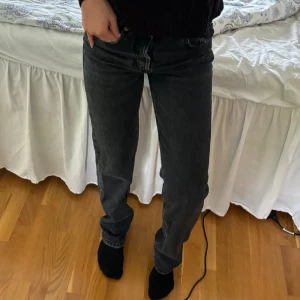 Jeans från ZARA - Superfina jeans som är helt slut på hemsidan! Väldigt bra kvalitet ! 