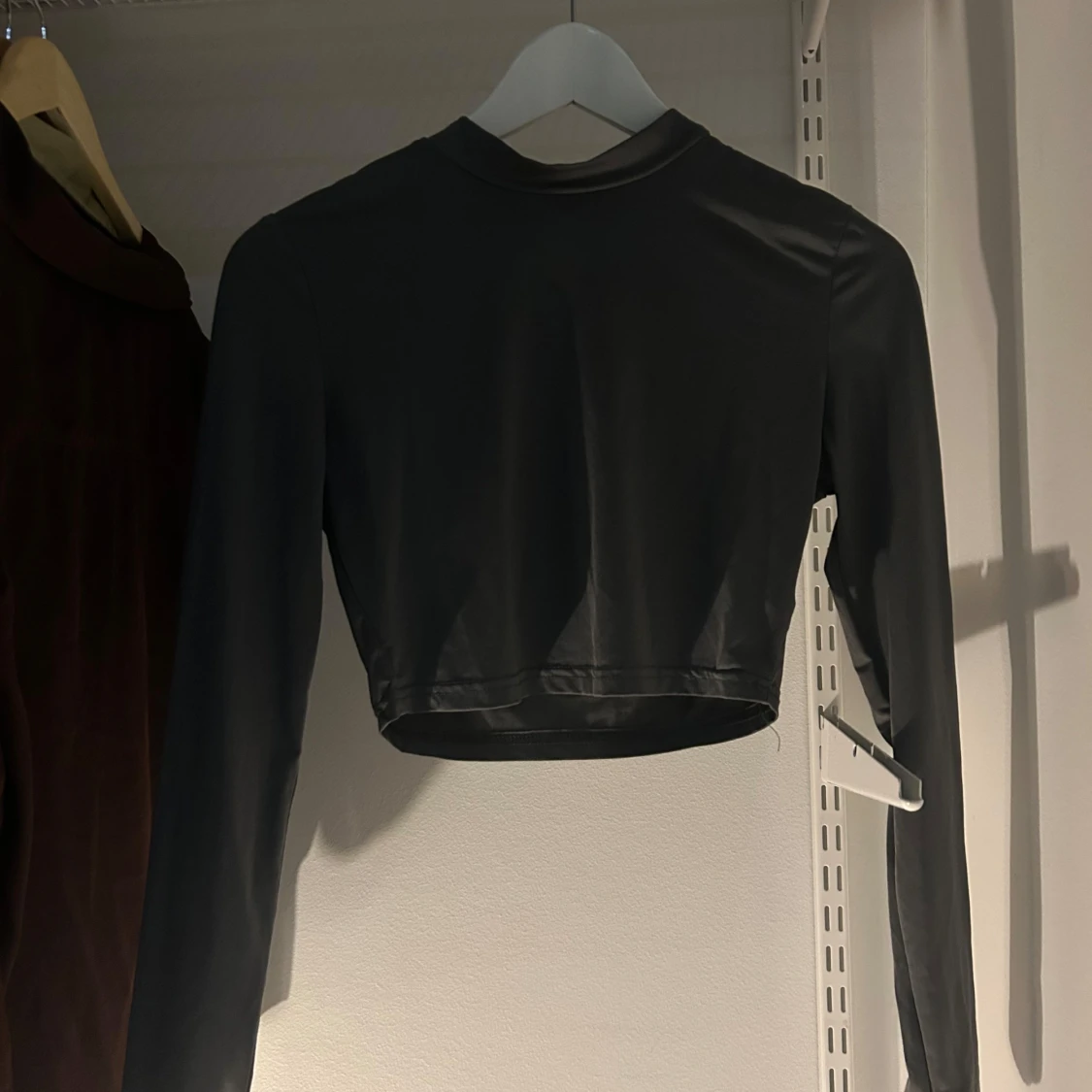 Svart croppad långärmad topp