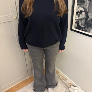 Mörkblå stickad tröja - Säljer en mörkblå stickad tröja med lång ärm. Perfekt för kyligare dagar och enkel att matcha med olika outfits.