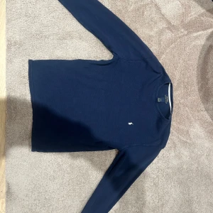 Mörkblå långärmad tröja från Ralph Lauren - Säljer denna klassiska stickade långärmade tröja från Ralph Lauren i stlk M - tröjan är i väldigt bra skick och använd ett fåtal gånger - Pris : 389kr