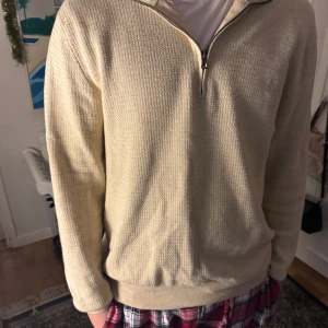 Ralph lauren half zip - Säljer nu min snygga ralph lauren half zip. Inga flaws och använd endast fåtal gånger. Modellen är 185 cm och väger 74kg. Nyrpris 2800:- mitt pris 800:-