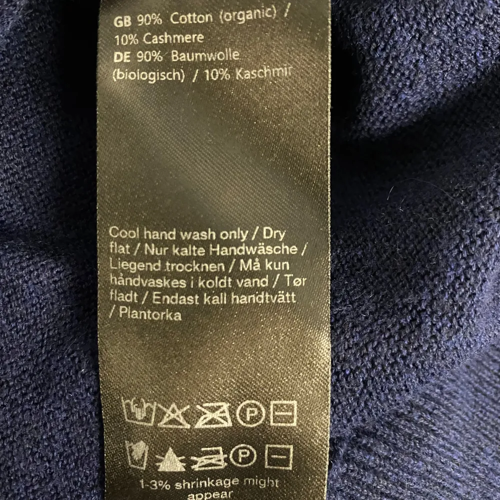 Snygg blå tröja från Samsøe Samsøe i en mjuk blandning av ekologisk bomull och kashmir. Perfekt för kyliga dagar med sin långärmade design och ribbade detaljer vid hals och ärmslut.. Hupparit & Collegepaidat.
