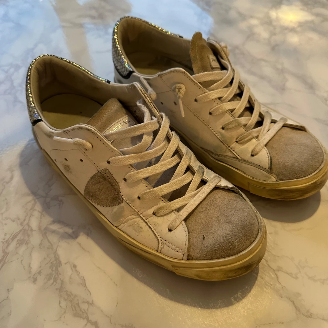 Vita sneakers från Philippe Model