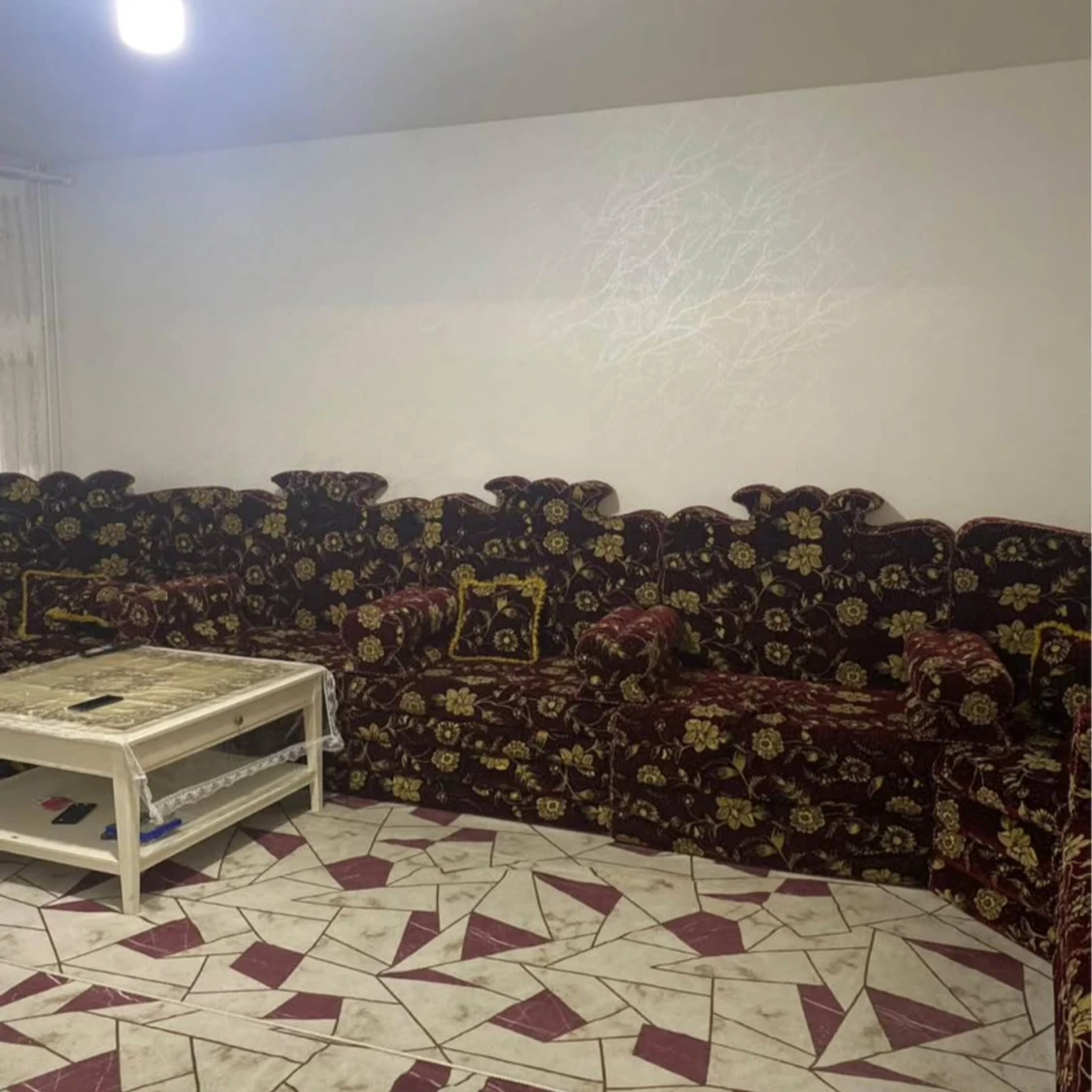 Stor hörnsoffa med blommönster, bord gardiner och matta för 6000kr - 90