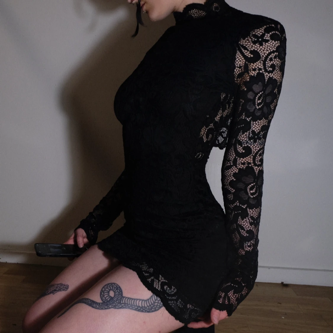 Spetsklänning med öppen rygg