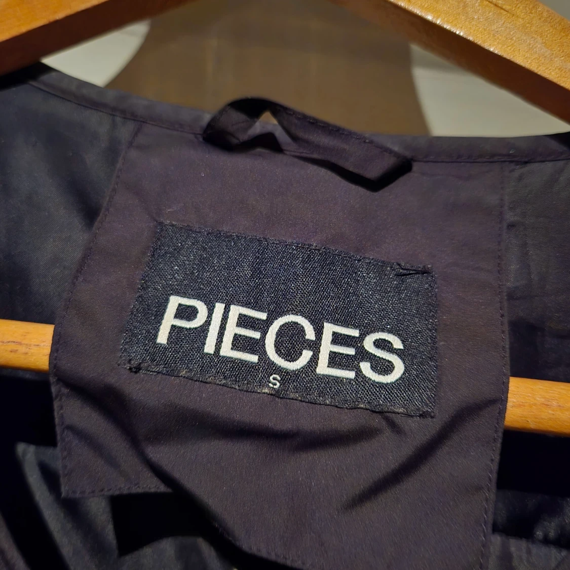 Svart quiltad väst från Pieces - 90