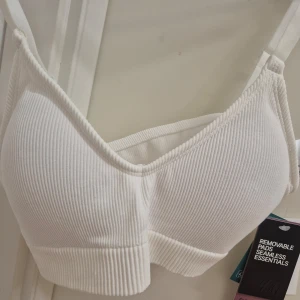 Ribbad bh med uttagbar vaddering M H&M  - Helt ny med prislapp. 