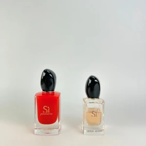 Giorgio Armani Sì Passione och Sì - Upptäck det bästa från Armani!  Våra två populäraste dofter i ett exklusivt paket: ✨ Sì – Mjuk och elegant med svartvinbär, ros och vanilj. ✨ Sì Passione – Djärv och självsäker med svartvinbär, päron och cederträ.  ✨3 x 2 ml av varje – 155 kr ✨5 x 2 ml av varje – 215 kr  Perfekt för variation utan att kompromissa! Beställ via DM eller på Plick idag! 🌟