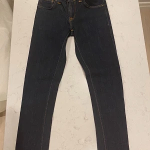 Nudie Jeans - Snygga mörkblå jeans från Nudie Jeans.det är nästan helt nya och oanvända.är unisex men mer riktat åt killar. ny pris är cirka 1400kr.skriv privat till mig om ni vill ha mer bilder eller några frågor om varandra.tar självklart och så emot det mesta prisförslagen💯