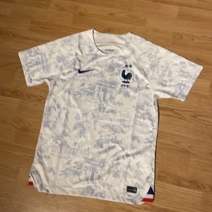 Frankrikes borta 22/23 fotbolls tröja  - Hej säljer denna fotbollströja eftersom den har knappt kommit till användning. Skick 9,5/10 , storlek S, pris 400. Tveka inte att skriva något om du är intresserad.