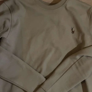 Beige tröja från Ralph Lauren - Säljer en stilren beige tröja från Ralph Lauren. Den är i Nyskick och priset går att diskutera samt skriv gärna om du har fler frågor 