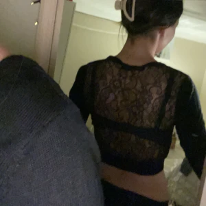 Trekvarts ärmad kofta - Denna svarta trekvarts armade koftan har cool design på baksidan där de är genomsynligt🫶🏻