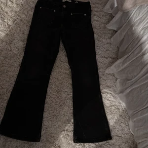 Svarta jeans från Zara - Snygga svarta jeans från Zara med klassisk femficksdesign.