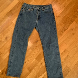 Levi's mid-waist straight jeans  - Used, but in a great condition. Size 36/S. I’m 164 cm and the legs of the jeans reach my ankles.