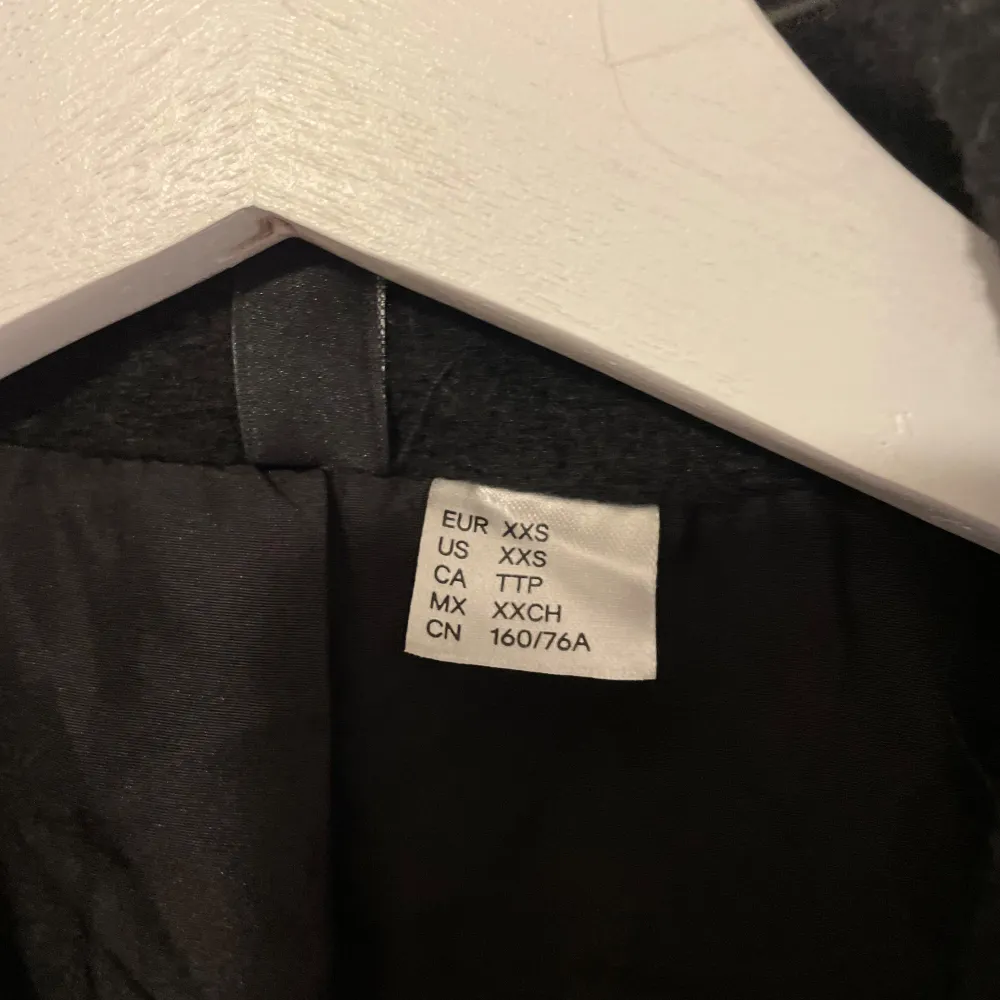 Oversize svart kappa med dubbelknäppning och klassisk krage. Är varmare än den ser ut, tror det är ullmix. Aldrig använd. Jag är 162 och har xxs, den är något lång på mig. . Takit.