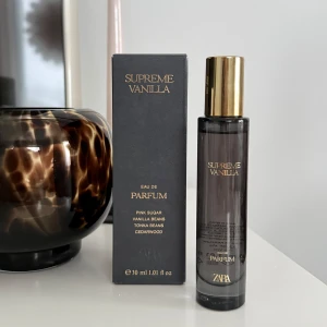 Supreme Vanilla Eau de Parfum från Zara - Helt ny parfym Supreme Vanilla från Zara som tyvärr inte var helt min typ av doft, därav säljer jag den. Doftnoter: rosa socker, vaniljbönor, tonkabönor och cederträ. Doften ska likna Kayali vanilla 28 EDP